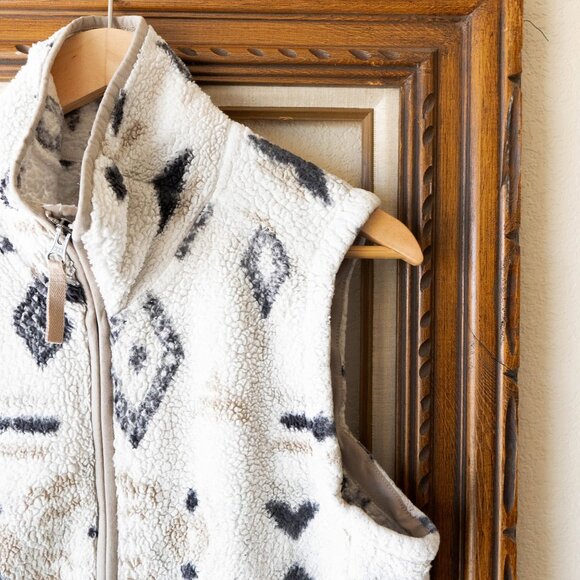 The North Face Women’s Sz L Campshire Sherpa Fleece Vest Aztec Print Cozy Zip-Up - Picture 5 of 10